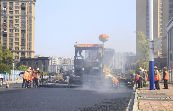 2020年3月20日上午，宜春市高士北路路面改造工程快速推進，施工現場一片繁忙景象